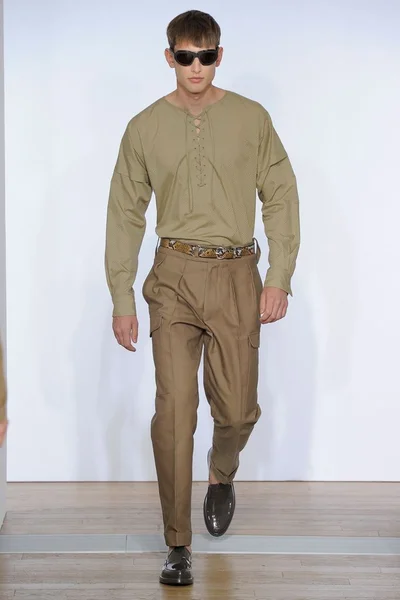 Look 18